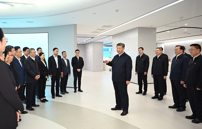 11月4日至6日，中共中央总书记、国家主席、中央军委主席习近平在湖北考察。这是5日下午，习近平在武汉产业创新发展研究院考察时，同科研人员和星空平台负责人亲切交流。